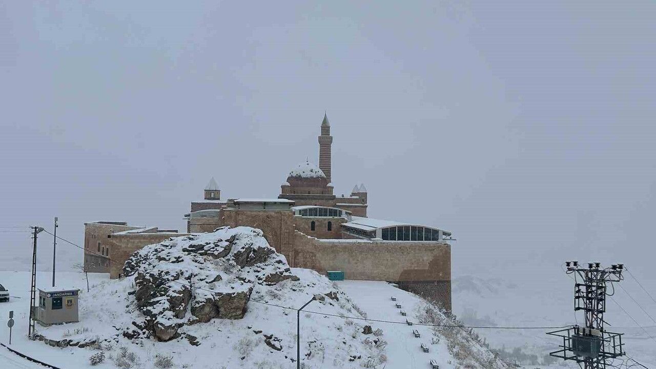 İshak Paşa Sarayı karla beyazlandı: Doğubayazıt'ta kartpostallık görüntüler