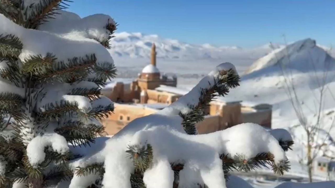 İshak Paşa Sarayı'nda kış manzarası: Doğubayazıt beyaza büründü