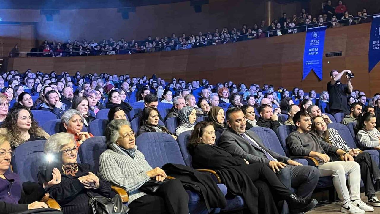 Işın Karaca, Bursa'da 'Yeni Yıla Merhaba' konserinde sahne aldı