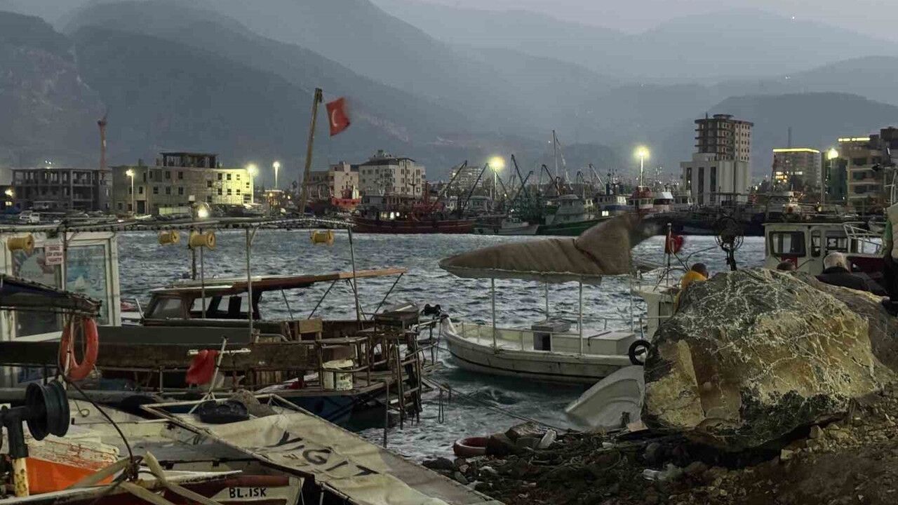 İskenderun'da fırtına 5 tekne ve 1 yatın alabora olmasına yol açtı