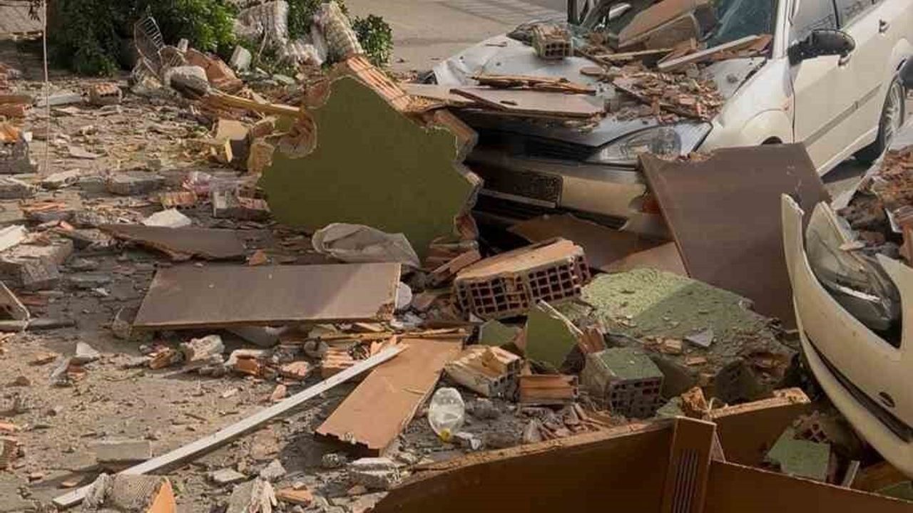 İskenderun'da fırtına nedeniyle dam duvarı çöktü: 3 otomobil ve 1 motosiklet zarar gördü