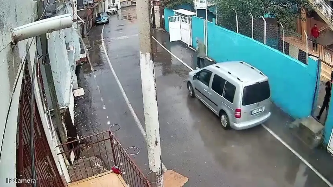 İskenderun'da husumet büyüdü: Pompalı tüfekle öldürülme olayına karışan şüpheli aynı sokakta araçla ezmeye çalıştı