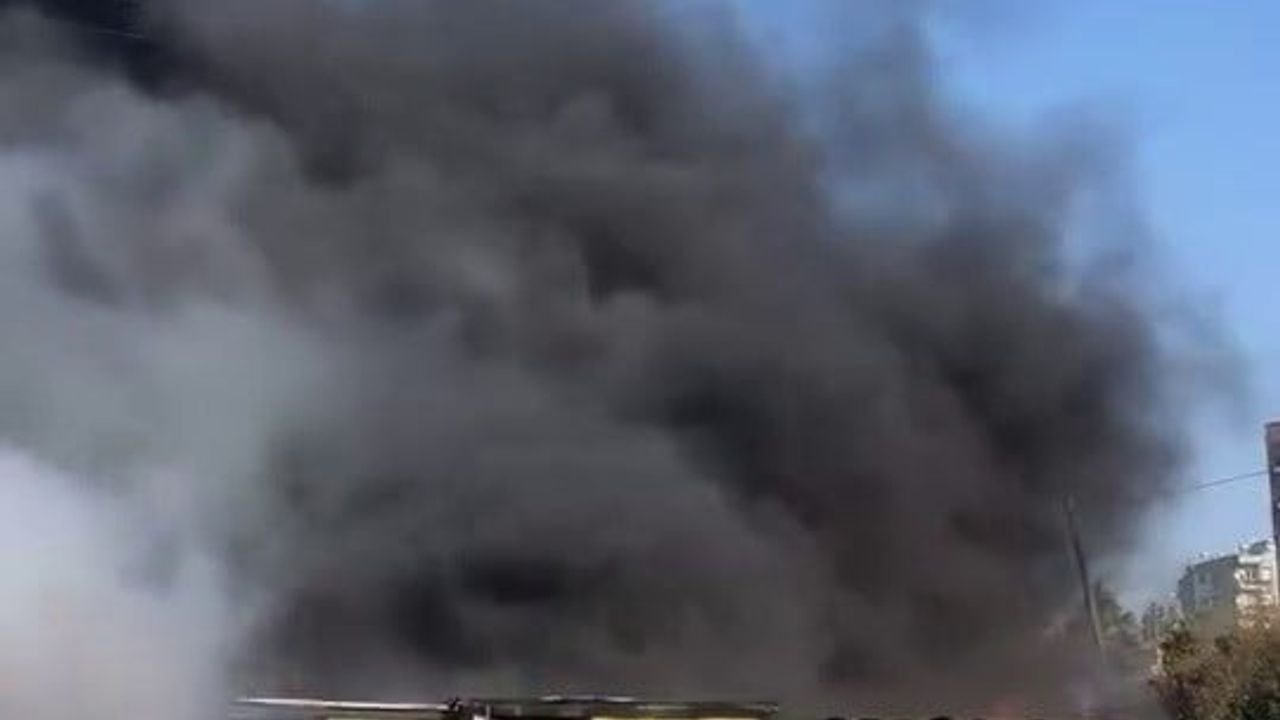 İskenderun'da işçilerin kaldığı konteyner yatakhane yandı; can kaybı yok