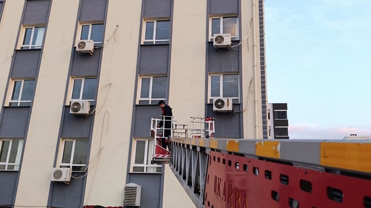 İskenderun’da klima motoruna dolanan kuş itfaiye tarafından kurtarıldı
