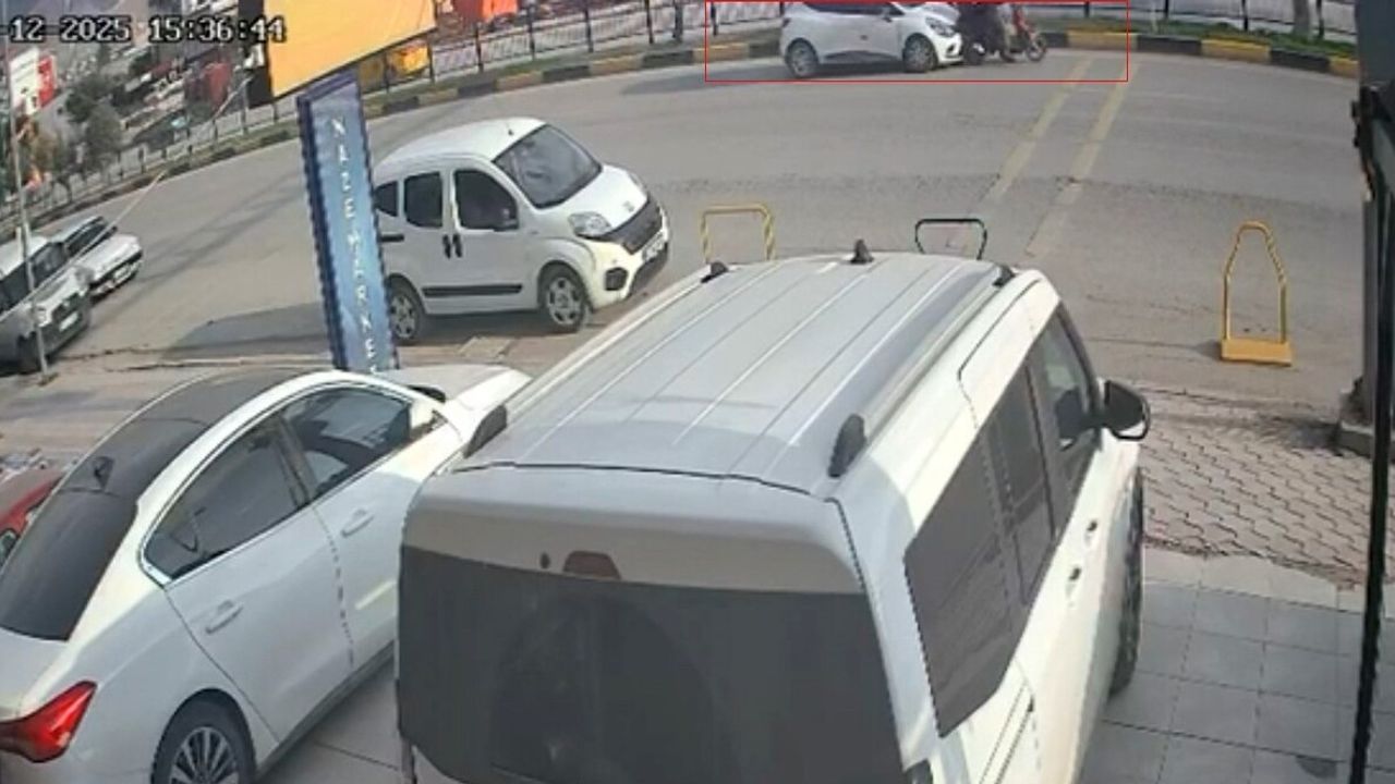 İskenderun’da otomobilin çarptığı motosiklette 2 kişi yaralandı