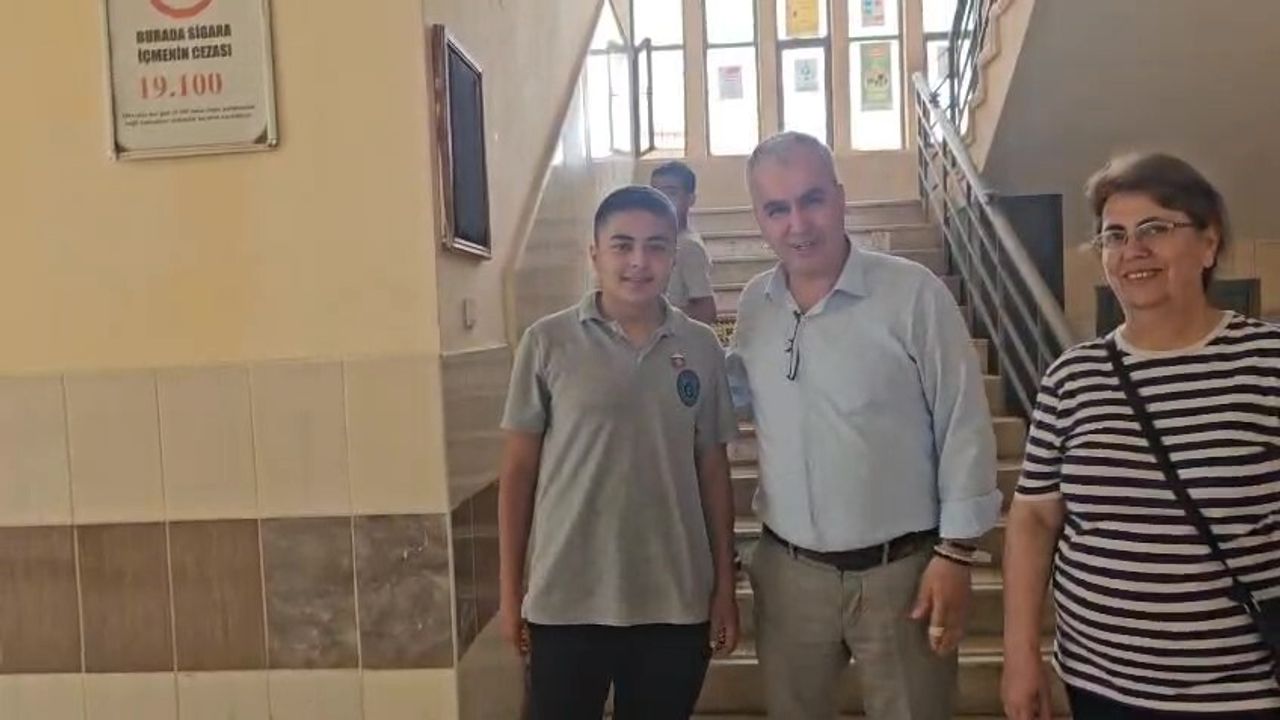 İskenderun'da yere bırakılan pet şişeyi çöpe atan öğrenci çeyrek altınla ödüllendirildi