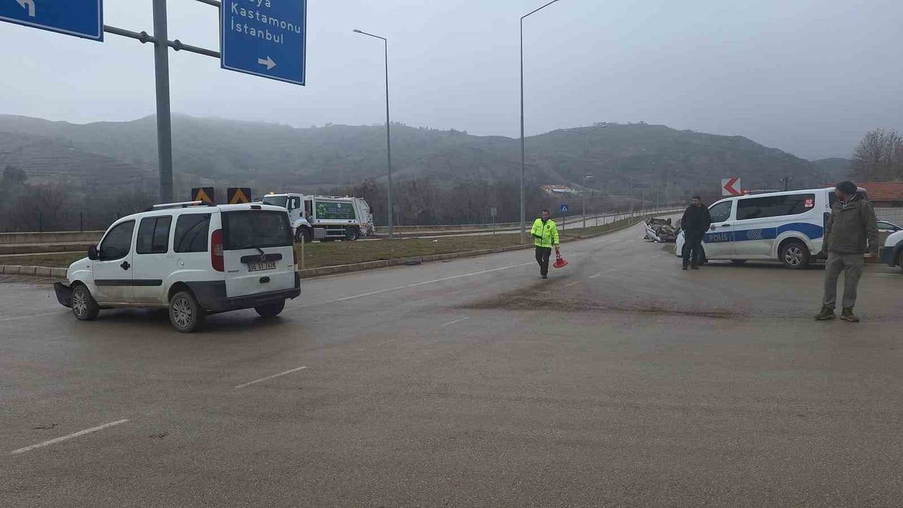 İskilip'te hafif ticari araç ile otomobil çarpıştı: 1 kişi yaralandı