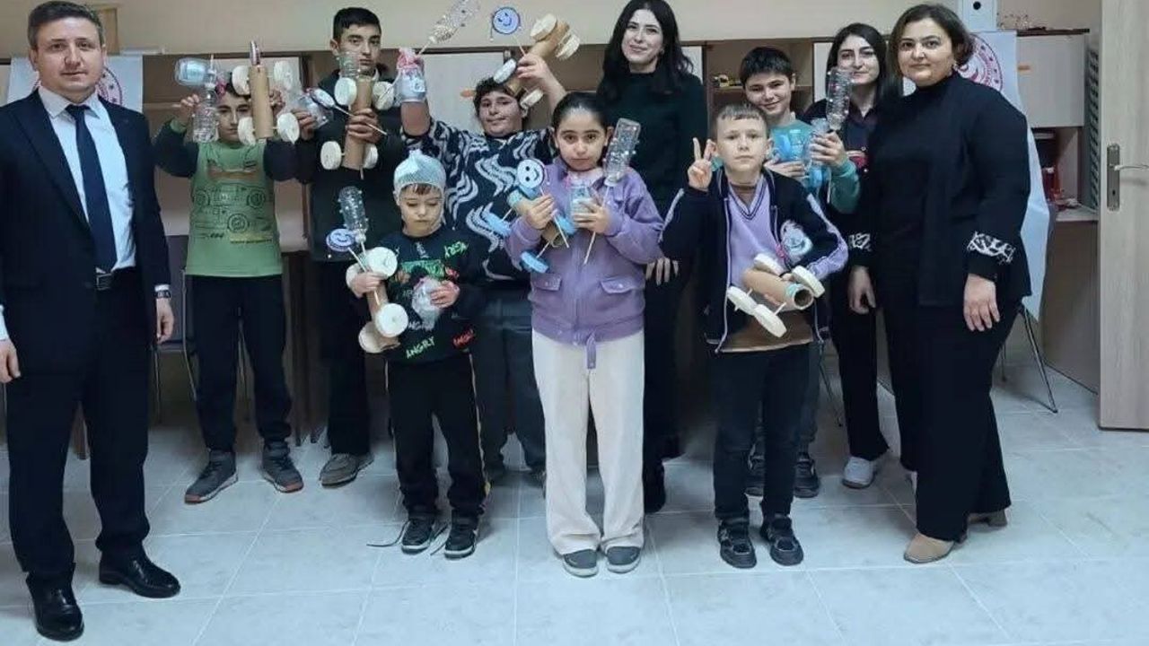 İskilip'te özel bireyler geri dönüşümle oyuncak yaptı: Hem eğlendi hem öğrendi