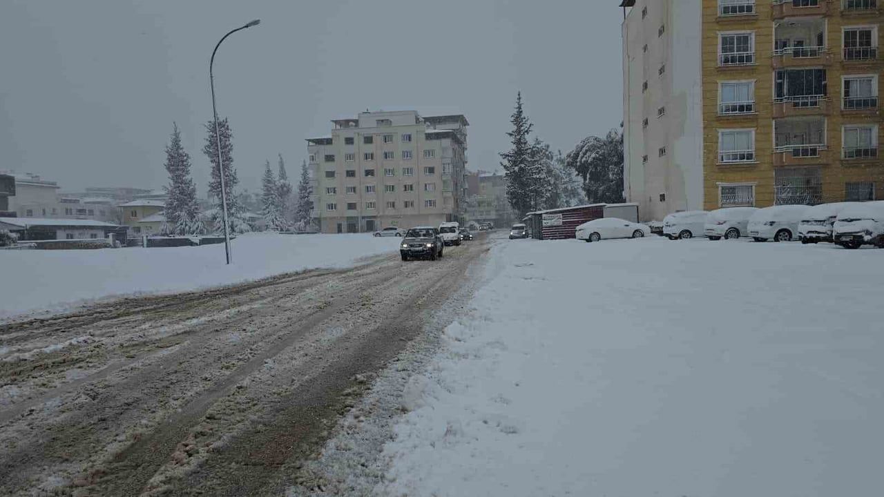 İslahiye'de Yoğun Kar Yağışı Etkili Oluyor