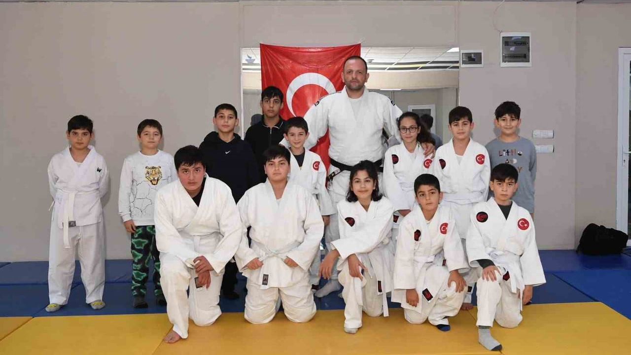 İsmet Selekler Spor Kompleksi'nde kurslar başladı — Konyaaltı Belediyesi geniş branşlarla sporu teşvik ediyor