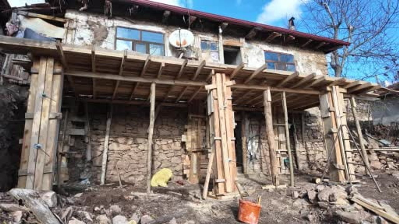 Isparta'da 85 yaşındaki kadının 70 yıllık evi tadilatla daha güvenli hale getirildi