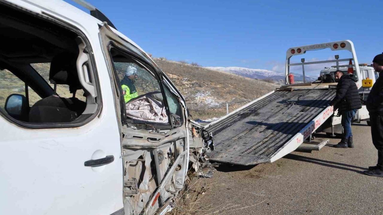 Isparta'da gizli buzlanma nedeniyle şarampole savrulan otomobilde 4 kişi yaralandı