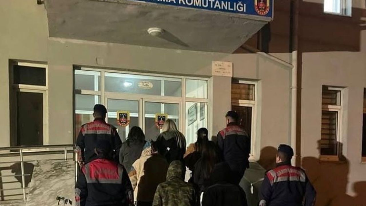 Isparta'da Kadılar köyü bölgesinde denetimde 1 göçmen kaçakçısı ve 5 yabancı uyruklu şahıs yakalandı
