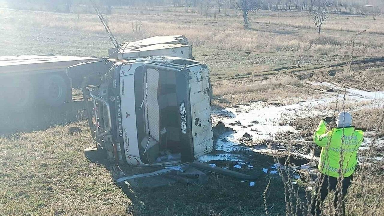 Isparta'da kamyon şarampole devrildi: 1 yaralı