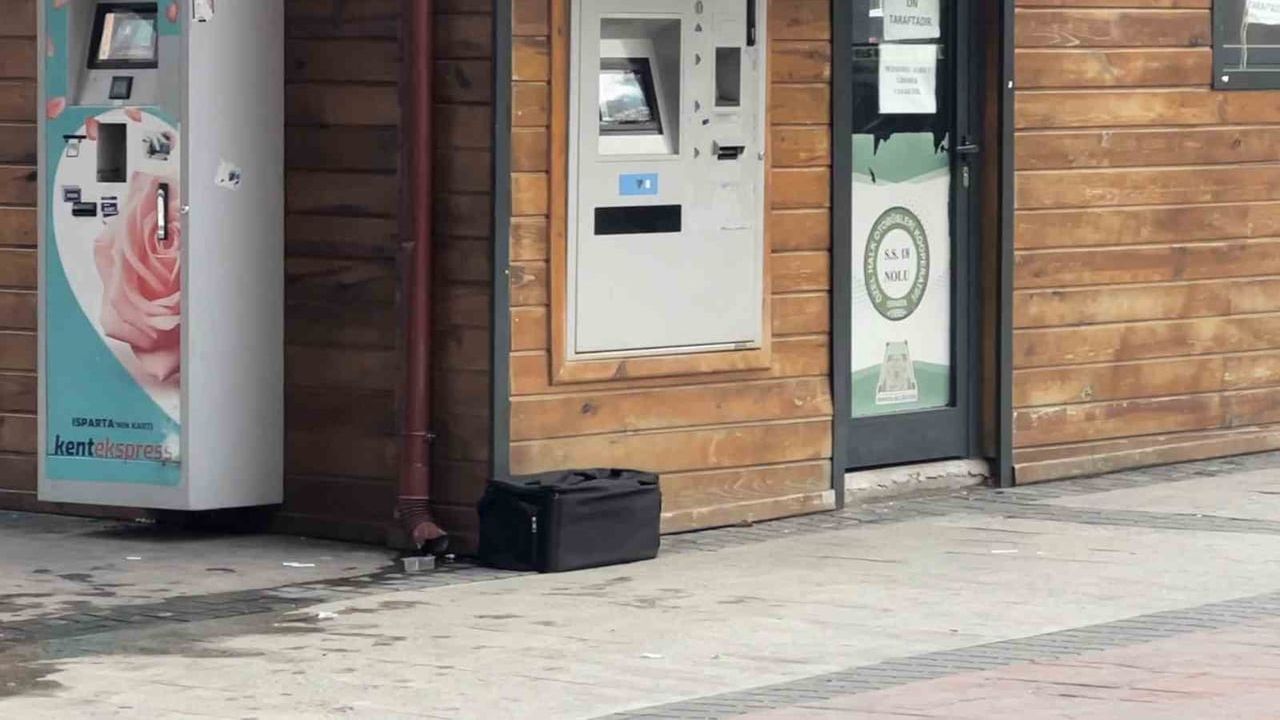 Isparta'da Kaymakkapı Meydanı'nda şüpheli çanta fünye ile patlatıldı — boş çıktı