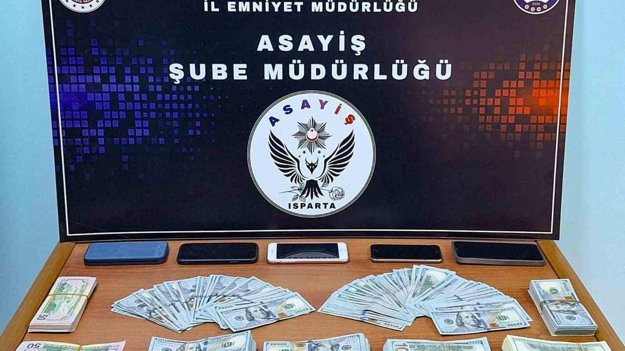 Isparta’da kendilerini polis olarak tanıtan üç şüpheli 1 milyon 962 bin TL ve 70 bin 472 dolar dolandırmaktan tutuklandı