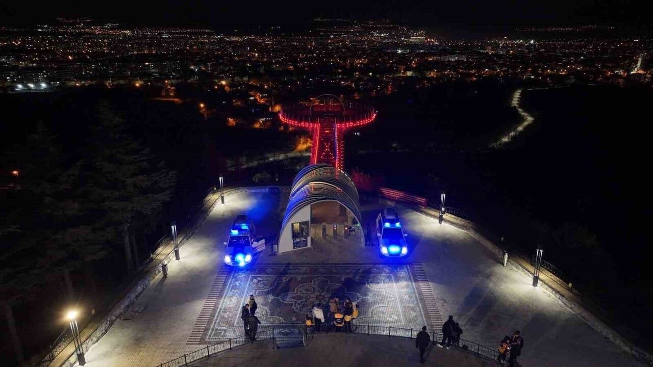 Isparta'da Kirazlıdere Cam Seyir Terası 112 Haftası'nda Kırmızı Işıkla Farkındalık Sağlıyor