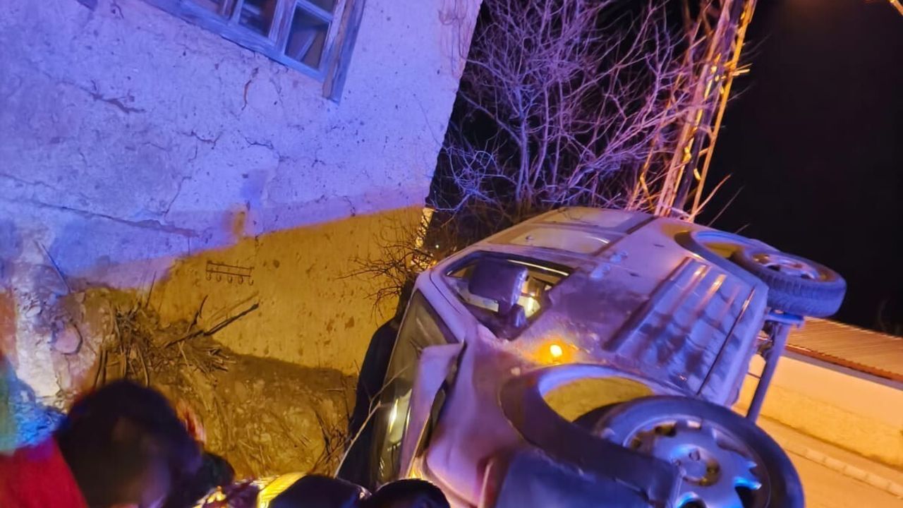 Isparta Şarkikaraağaç’ta hafif ticari araç devrildi: 2 genç yaralandı