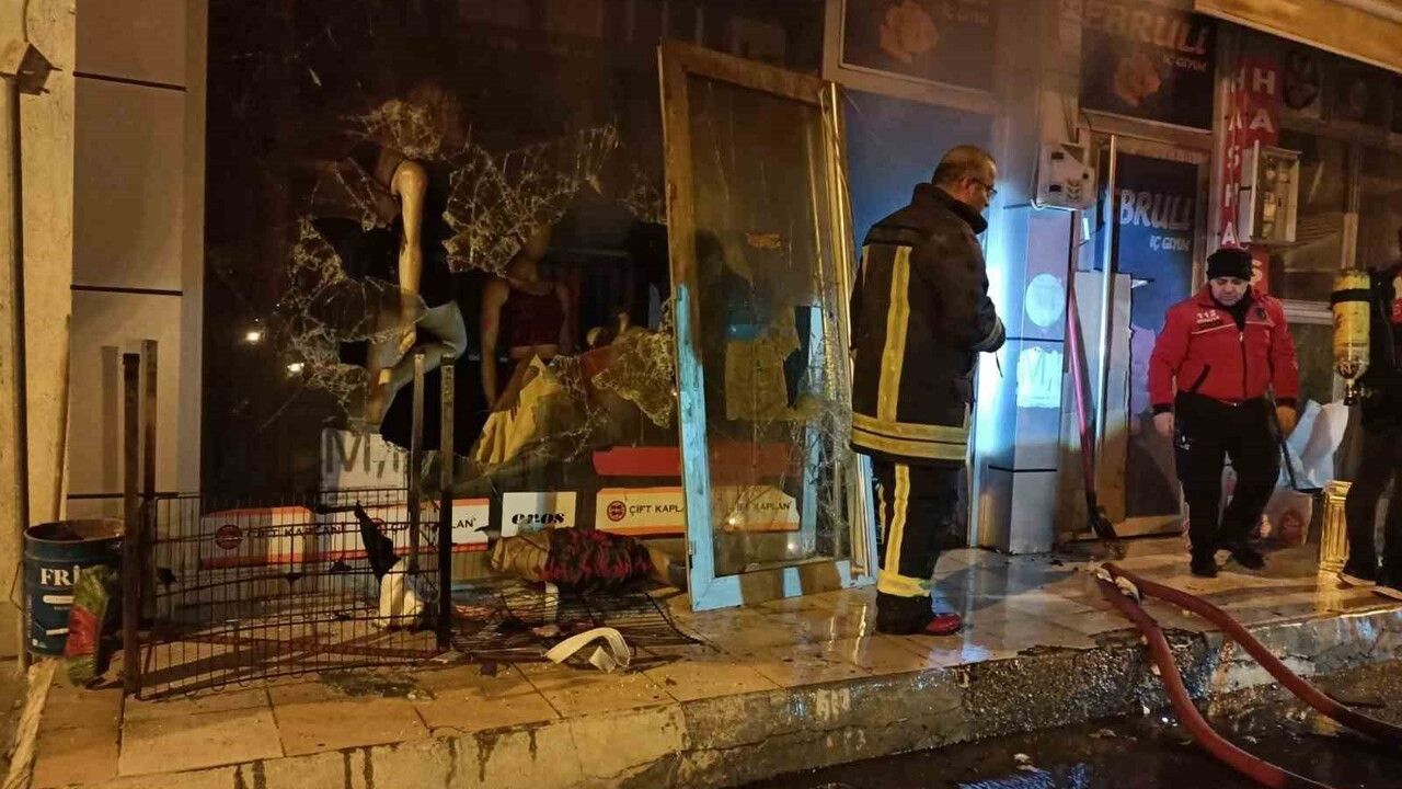 Isparta Şarkikaraağaç’ta İç Giyim ve Çeyiz Dükkanında Gece Yangını İtfaiye Tarafından Söndürüldü