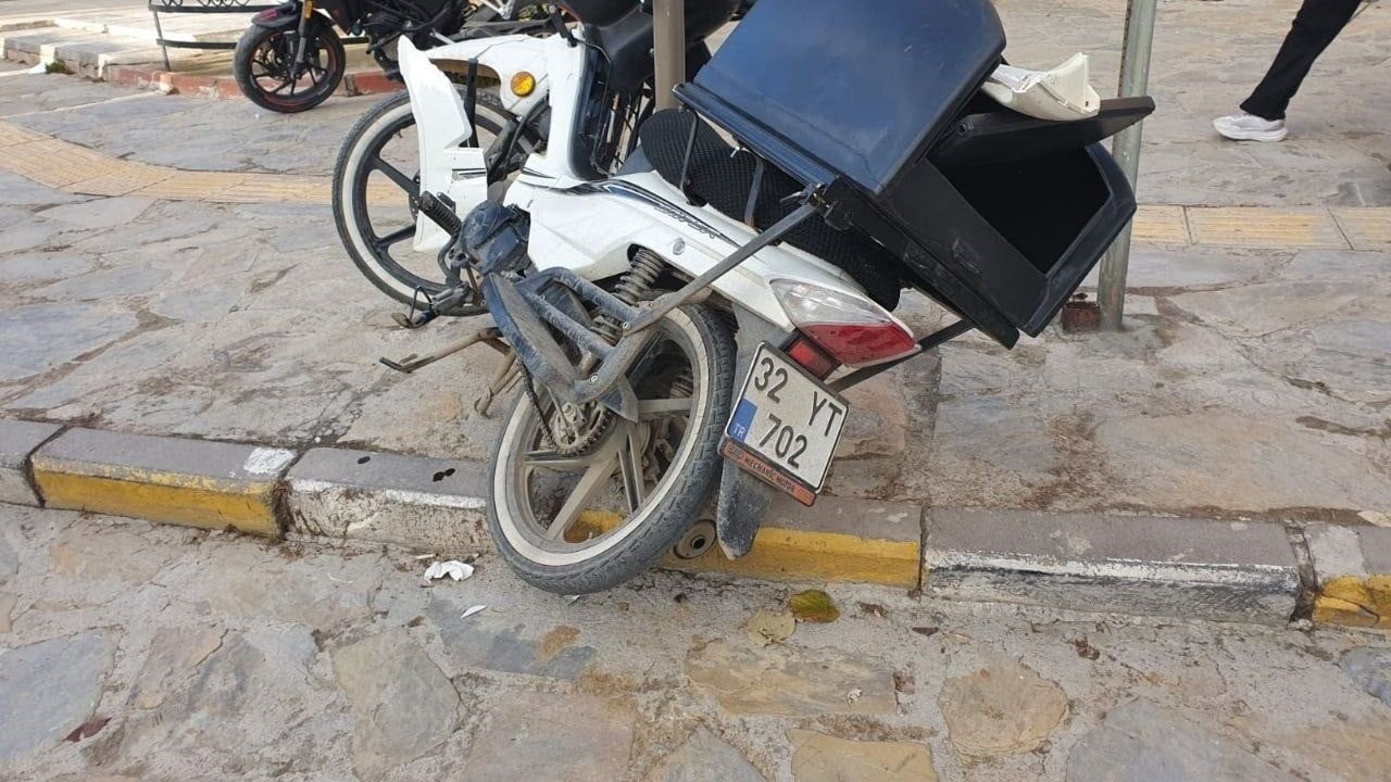 Isparta Yalvaç’ta otomobil ile motosiklet çarpıştı — 1 yaralı