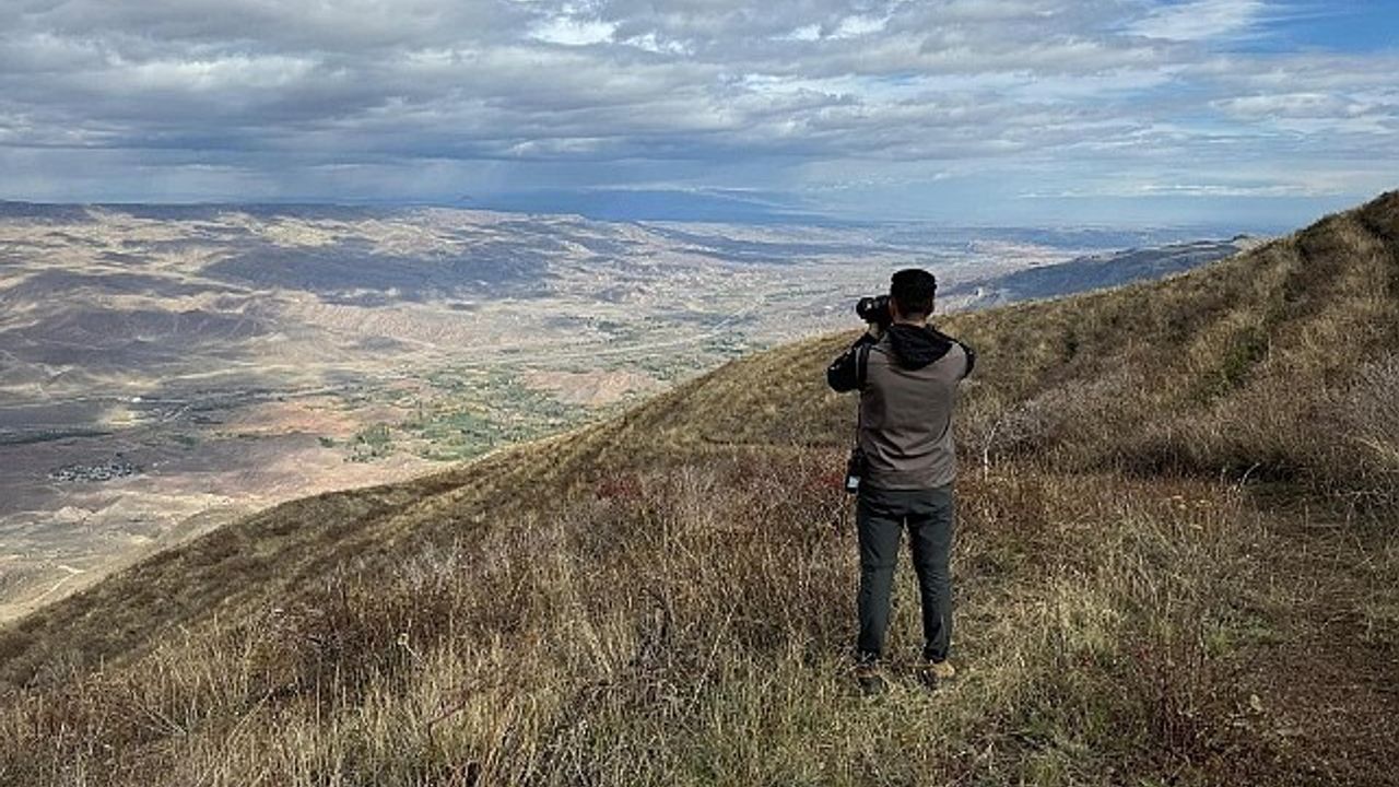 İspir'de nesli tehlike altındaki yaban keçisini avlamaya çalışan iki kişi suçüstü yakalandı