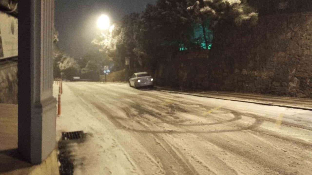 İstanbul Anadolu Yakası’nda akşam karı: Yüksek kesimler bir saatte beyaza büründü