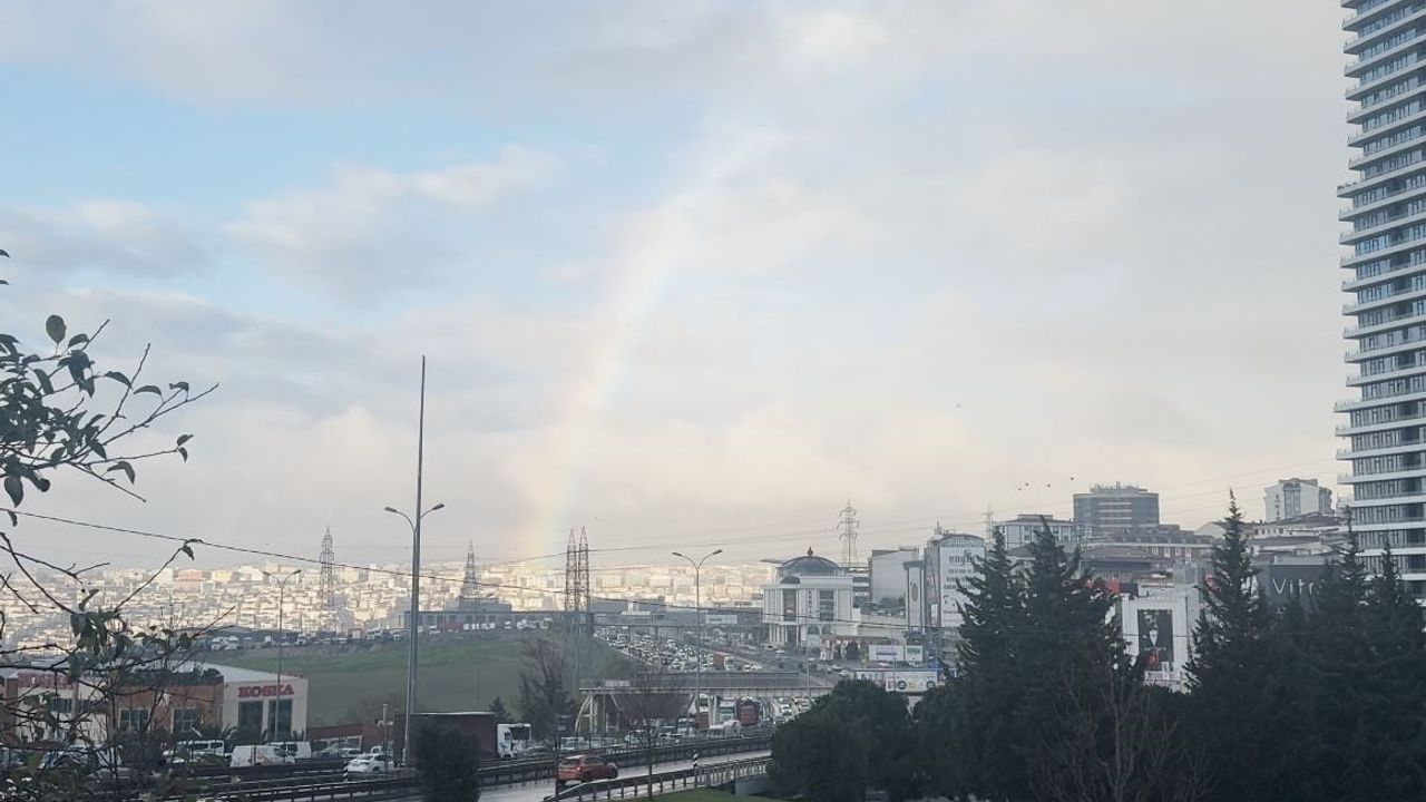 İstanbul Beylikdüzü'nde Yağmur Sonrası Gökkuşağı Dronla Görüntülendi