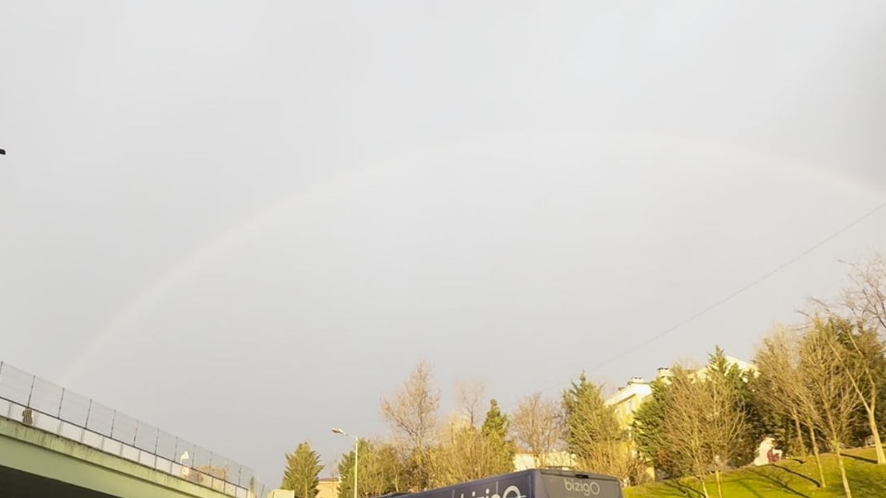 İstanbul'da Akşam Gökkuşağı Hasdal'da Kısa Süreli Manzara