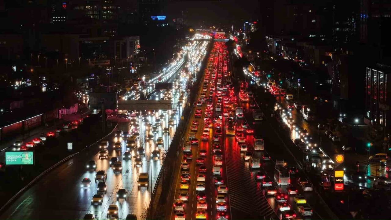 İstanbul'da akşam trafiği yüzde 90'a çıktı: Yağış ve mesai çıkışı etkili