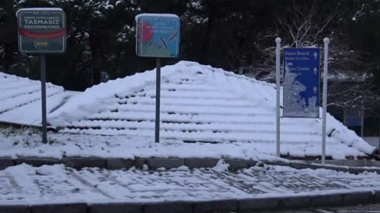 İstanbul'da beklenen kar yağışı başladı: Çamlıca beyaza büründü