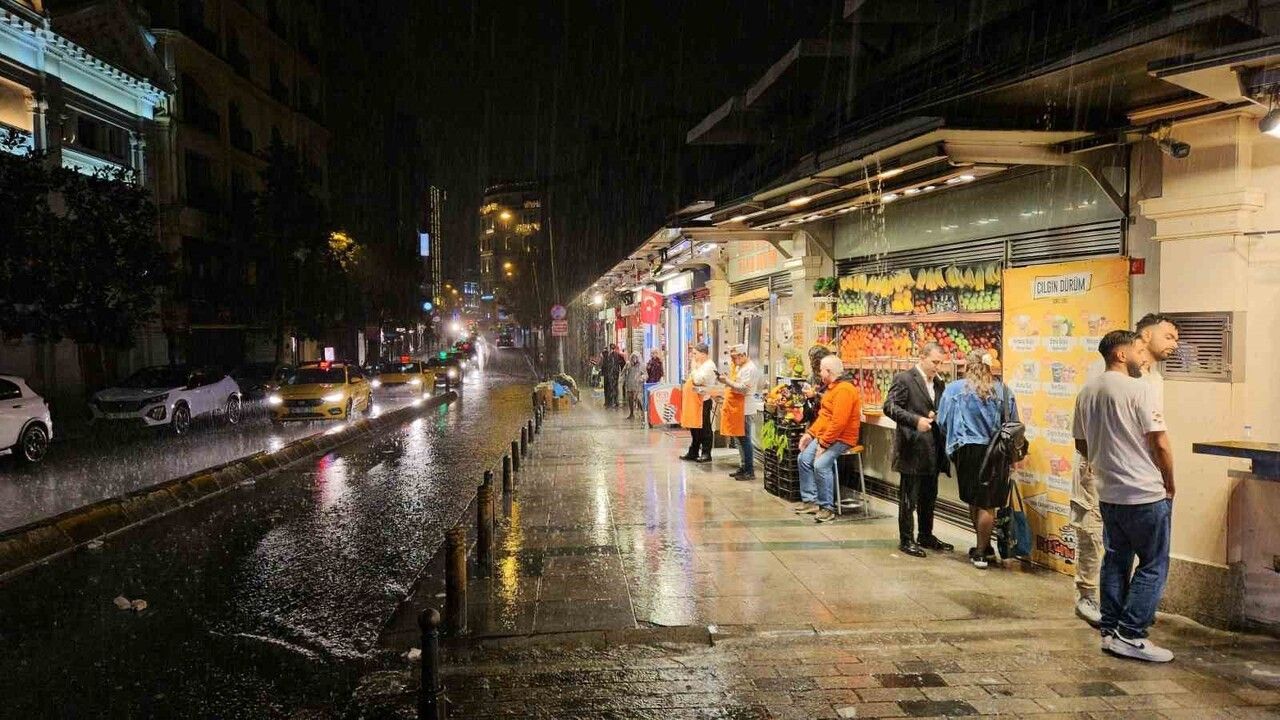 İstanbul’da beklenen sarı kodlu sağanak gece başladı