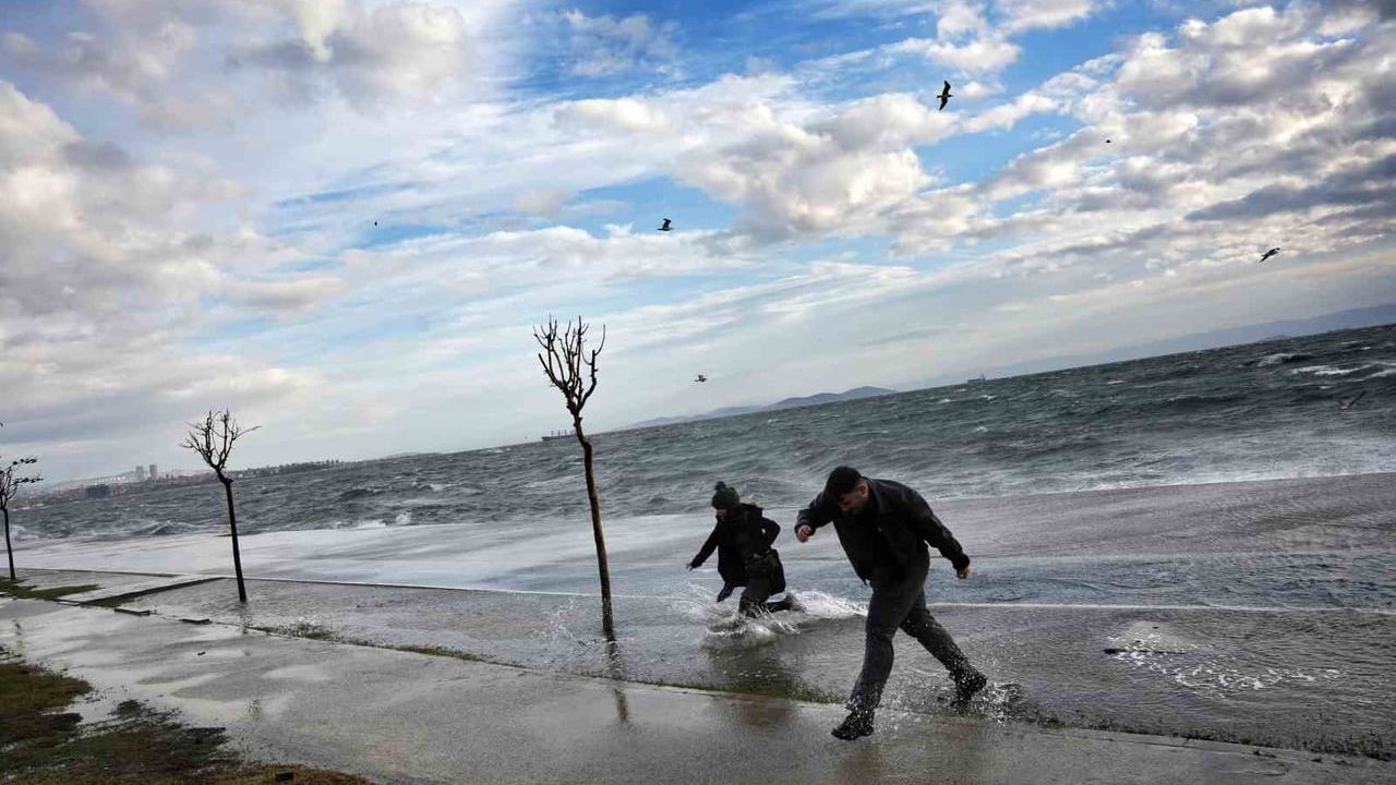 İstanbul'da fırtına: Fatih Sarayburnu'nda metrelerce yüksek dalgalar