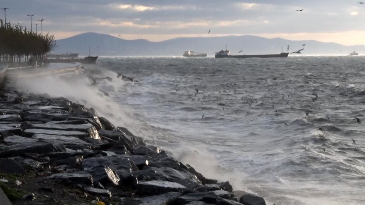 İstanbul'da fırtına: Meteoroloji uyarısının ardından denizde dev dalgalar oluştu