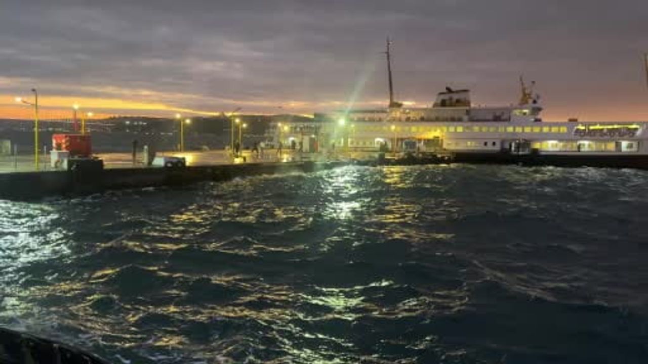İstanbul'da fırtına nedeniyle bazı vapur seferleri iptal edildi