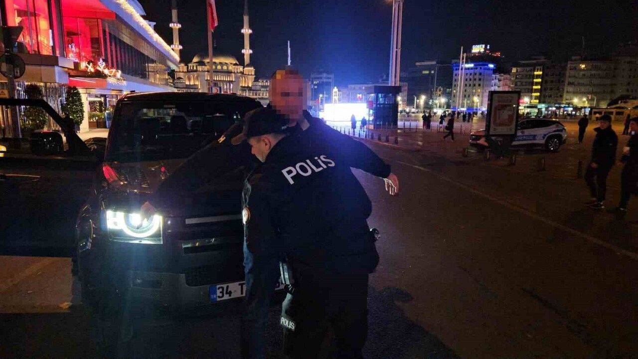 İstanbul'da 'Huzur İstanbul' Uygulaması Taksim'de Yoğun Denetimle Gerçekleştirildi