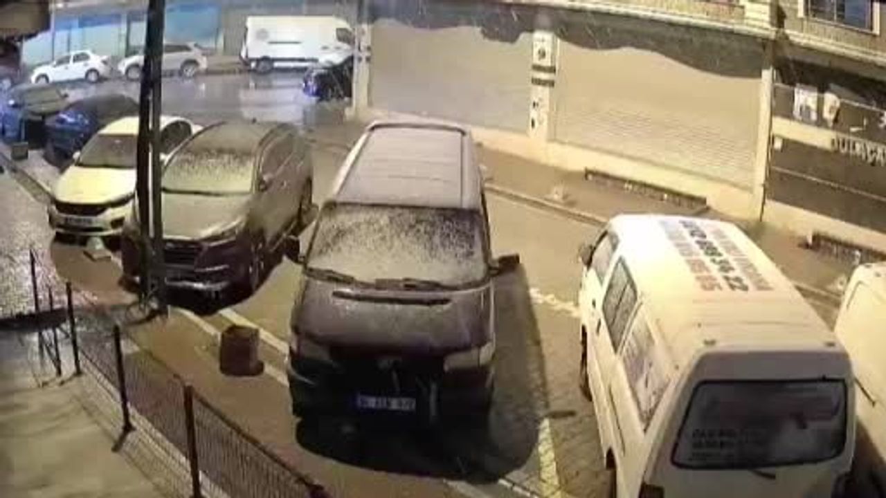 İstanbul'da Kar Yağışı Etkisini Artırdı: Yollar Beyaza Büründü