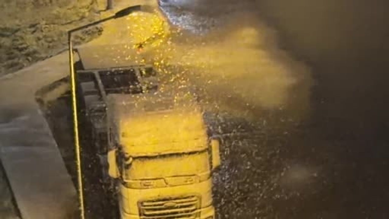 İstanbul’da kar yağışı etkisini artırıyor: Trafikte zorluklar ve kar küreme çalışmaları sürüyor