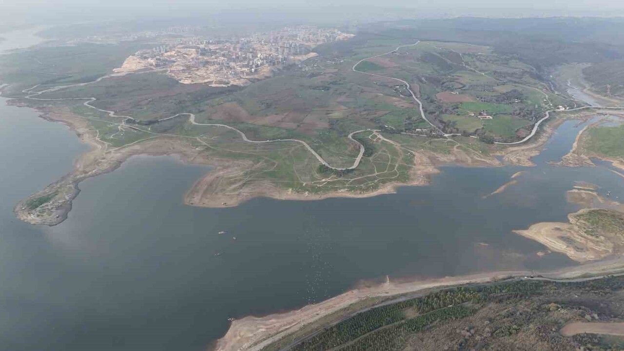 İstanbul'da kuraklık Sazlıdere'de gözle görünür hale geldi: Eski köy evleri su çekilince ortaya çıktı