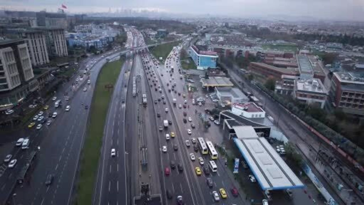 İstanbul’da Pazartesi Sabahı Trafik Yoğunluğu yüzde 76: Cevizlibağ ve Ana Arterlerde Yoğunluk