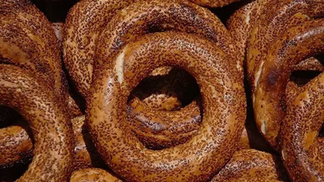 İstanbul'da simit fiyatları fiilen yükseldi: Resmi tarife 15 TL, satışlar 20-25 TL'ye çıktı