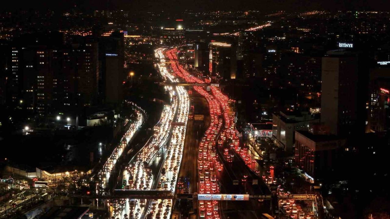 İstanbul'da trafik yoğunluğu yüzde 90'a ulaştı — Havadan görüntüler trafikteki tıkanıklığı gösteriyor