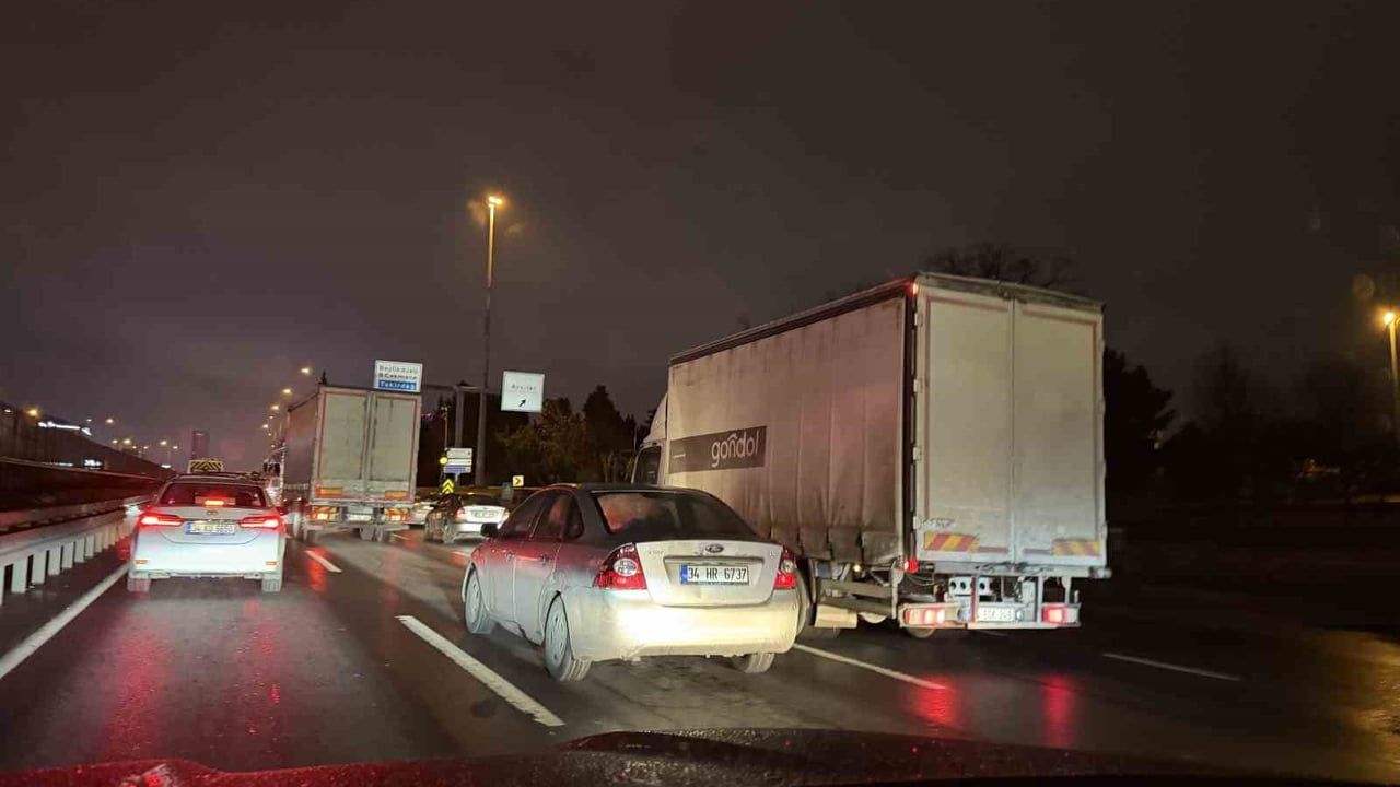 İstanbul'da yağış ve mesai çıkışı trafik yoğunluğunu yüzde 90'a çıkardı