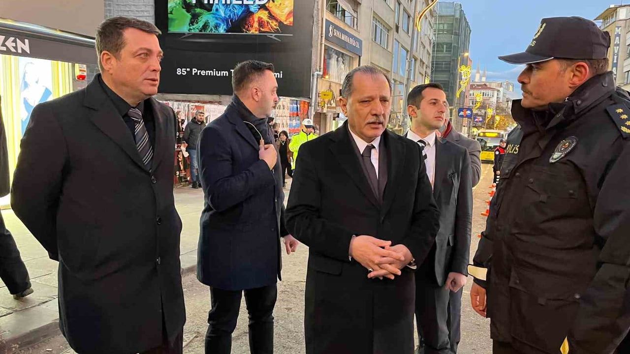 İstanbul İl Emniyet Müdürü Selami Yıldız Kadıköy'de Yeni Yıl Öncesi Denetimleri İnceledi