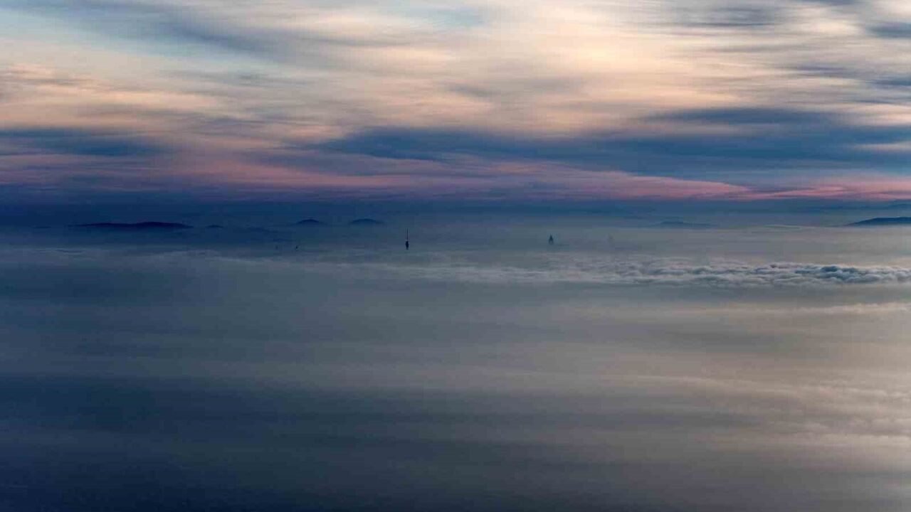 İstanbul sabah sisinde bulutların üzerinde kartpostallık görüntüler