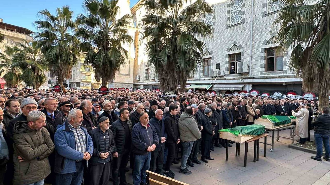 İstanbulspor Başkanı Ecmel Faik Sarıalioğlu’nun annesi Sebahat Sarıalioğlu son yolculuğuna uğurlandı