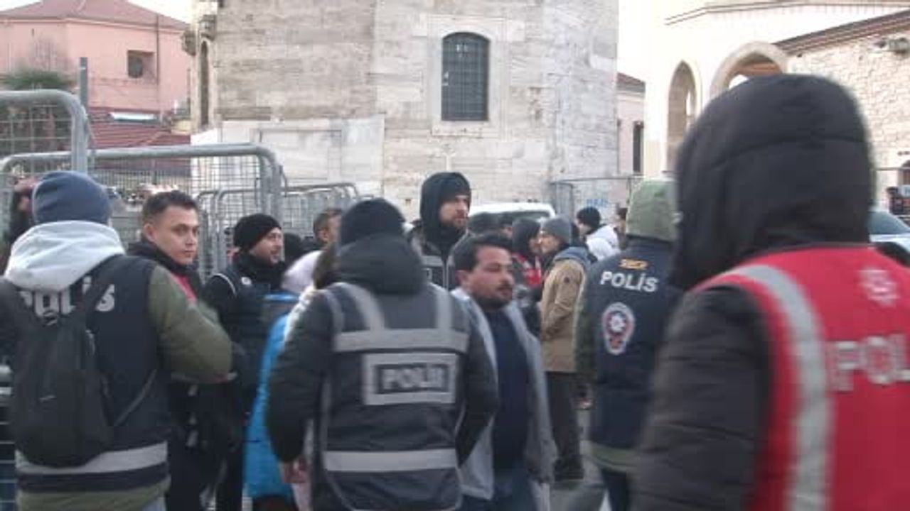 İstiklal Caddesi girişinde yılbaşı tedbirleri: Bariyer ve arama uygulaması