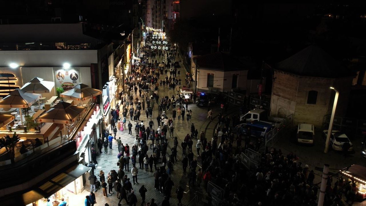 İstiklal Caddesi'nde Yeni Yıl Öncesi Yoğunluk Dronla Görüntülendi