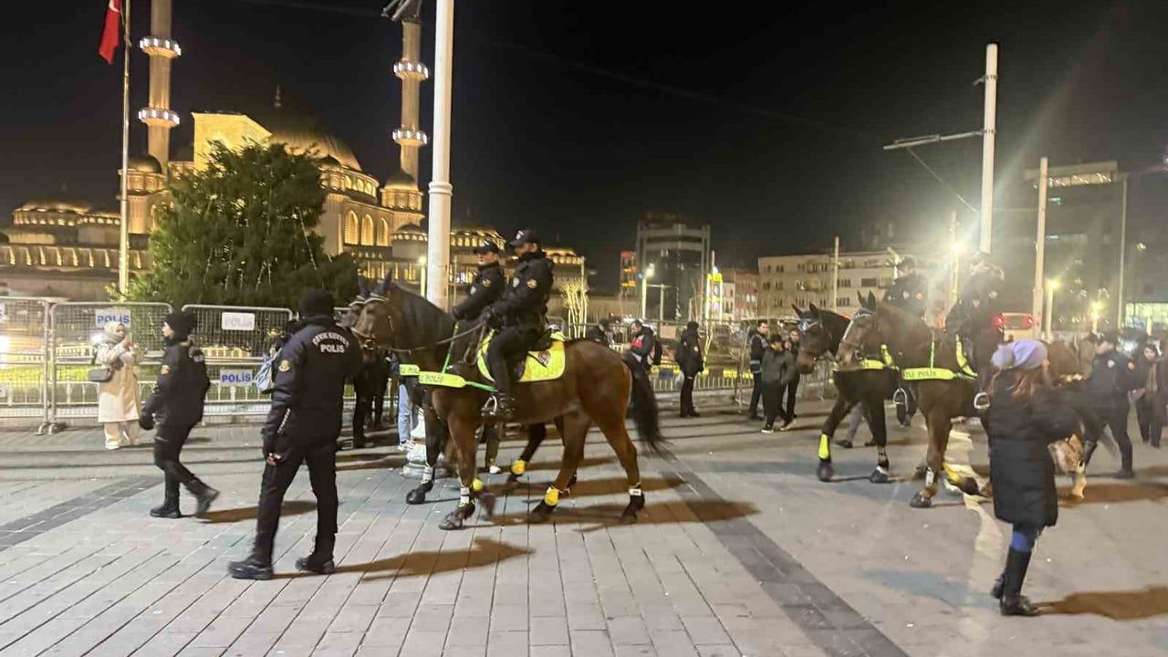 İstiklal Caddesi'nde Yılbaşı Tedbirleri: Atlı Polisler Devriye Attı