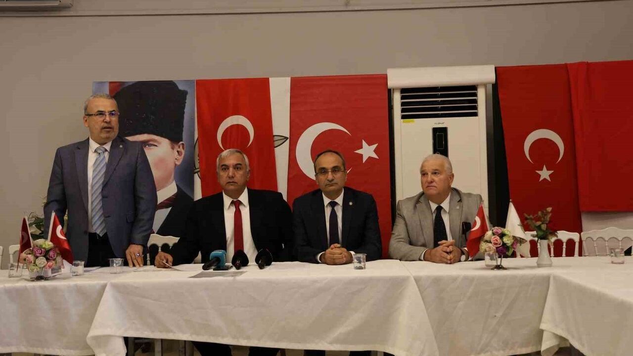 İYİ Parti Adana'da 5 ilçe başkanı yönetimleriyle birlikte görevlerinden istifa etti