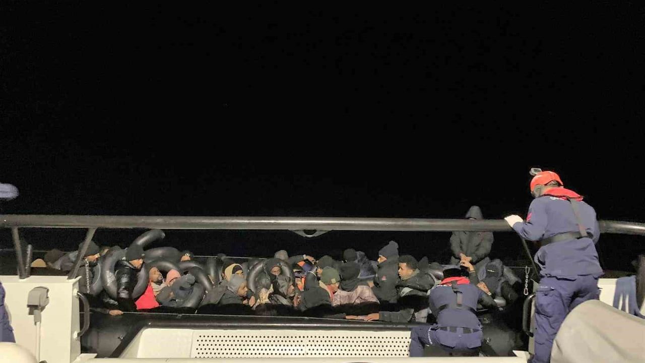 İzmir açıklarında iki Sahil Güvenlik müdahalesi: 44 yakalama, 18 kurtarma